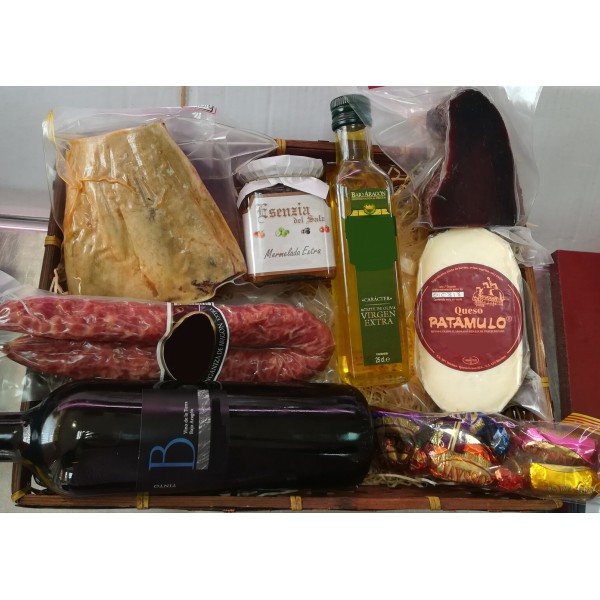 Cesta de regalo gourmet personalizada con productos de Teruel
